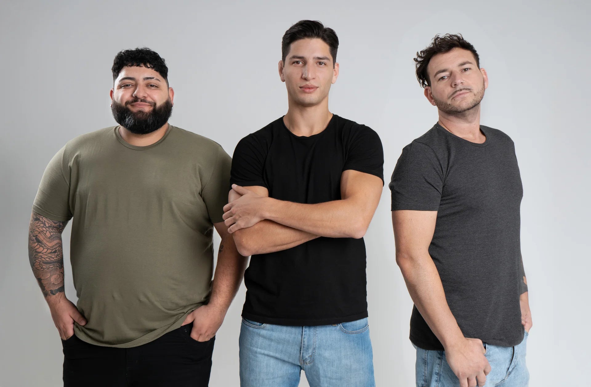 Tres clientes con remeras Elemental